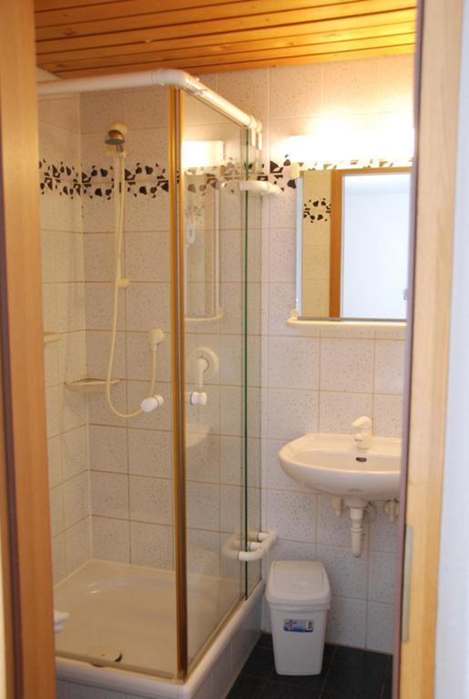 ホテル レストラン ツム ゴールデネン ハーネン マルクグレーニンゲン 部屋 写真